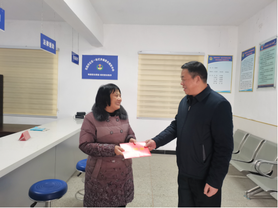 泗县司法局慰问“小巷总理”