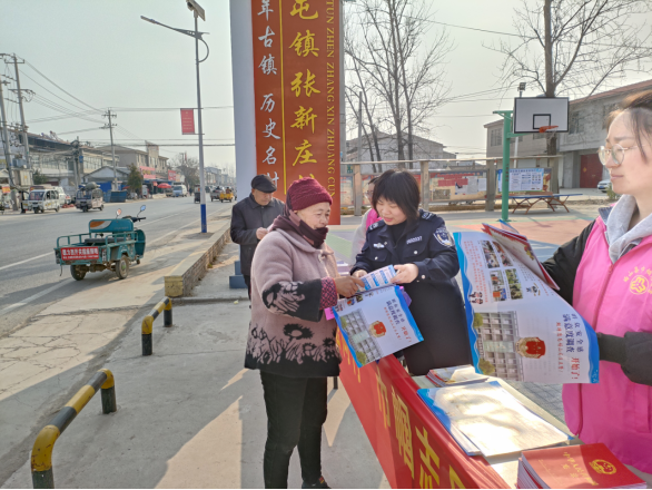 赵屯镇开展“学雷锋·与法同行”巾帼志愿服务活动